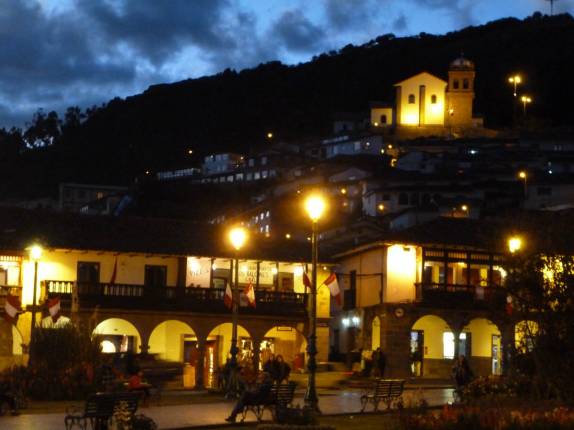 A noite cai na Plaza de Armas, em Cusco, no Peru